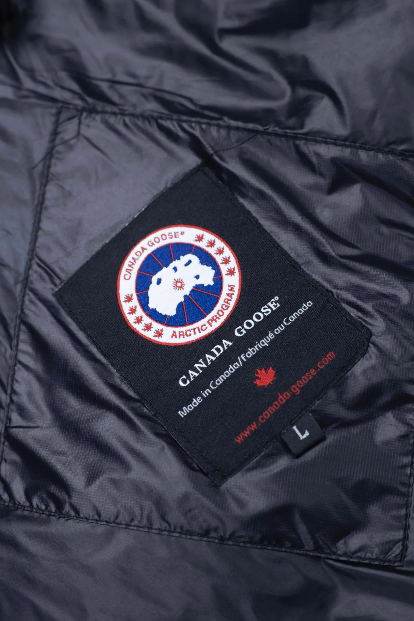 P490 Style number: [Y107] 𝘾𝘼𝙉𝘼𝘿𝘼 𝙂𝙊𝙊𝙎𝙀/Canada Goose Black Red Label Limited New Crofton Puff Down Jacket Pure Guangzhou Inspection 80 White Duck Down Filling‼  Top version, ceiling level‼ Crofton soft bread, the latest style in 2023, has a cold protection effect of up to level 4. It is made of recycled Feather-Light tear-resistant fabric. It is ultra-light and has no weight on the upper body at all! The unique black label highlights your temperament‼  Canada Goose, a Canadian brand, has always been recognized as the warmest down jacket. Various Instagram celebrities, Internet celebrities, and celebrities often wear it for street photos. I do Canada Goose every year, but I still can’t get rid of my love for geese. No matter how cold the winter is, there is no need to be afraid, because there are geese! Filled with 80% white duck down, Canada Goose is the legendary warmest down jacket and is known as a must-have for Arctic outdoor sports! The most popular down jacket in the world, celebrities are rushing to buy it, it is a must-have! Same style for men and women Color Black Size: M~XXL